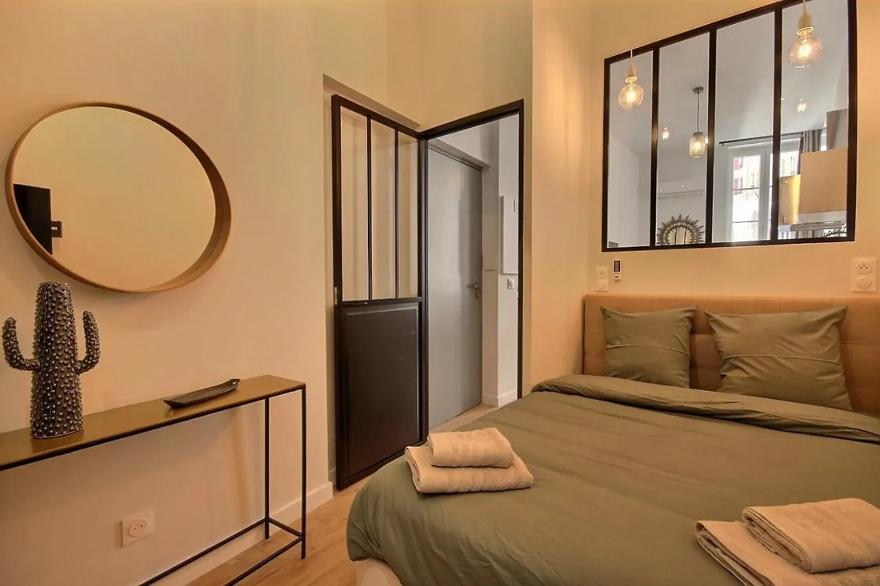 Les Toits Du Vieux-Port Aparthotel Marselha França
